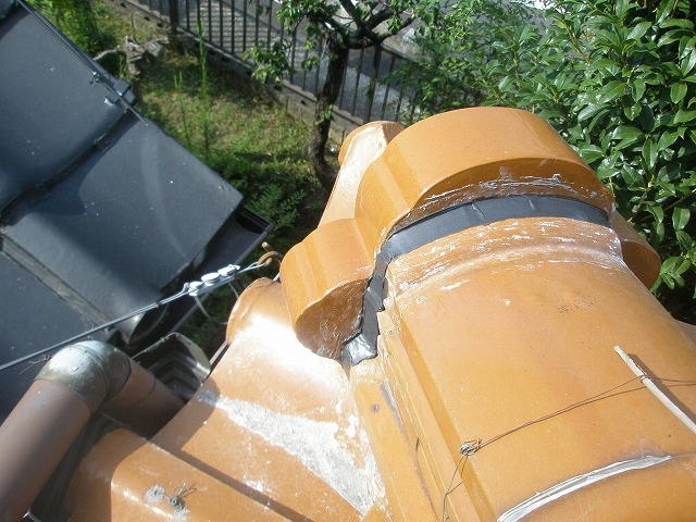 鬼瓦の裏をシーリング材で補修